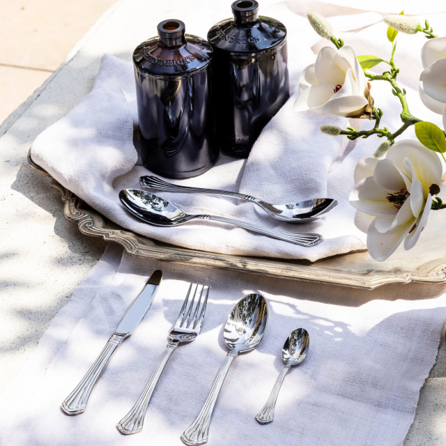 Jenna Clifford La Fleur Cutlery Set, 16-Piece on the table