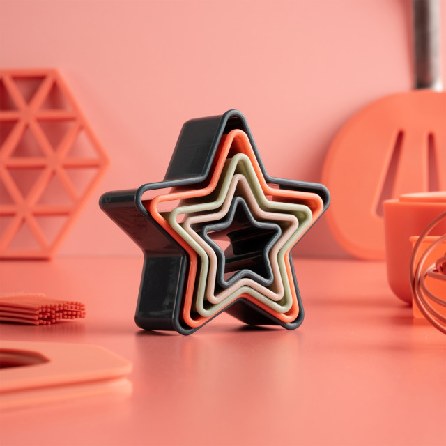 Fusion Twist Star Cookie Cutter, Set of 5 on the table