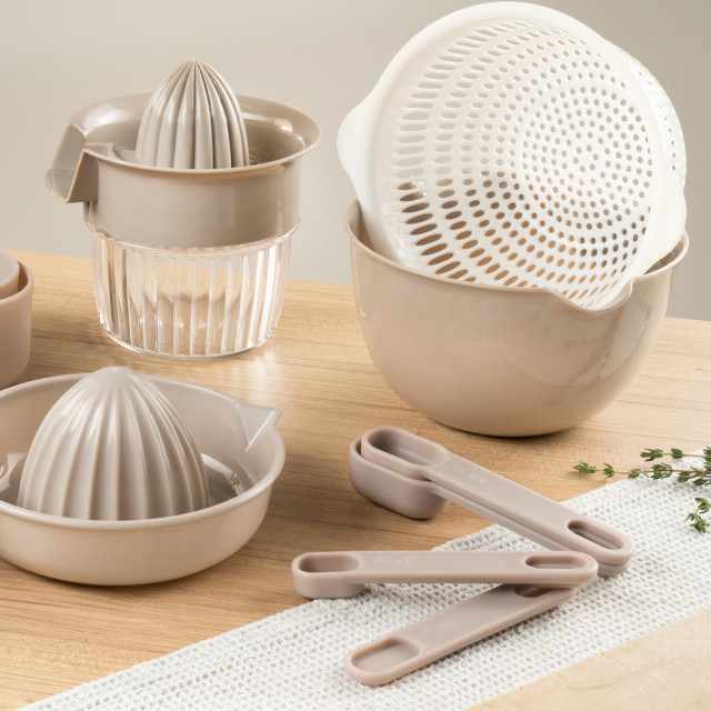 Fusion Twist Measuring Spoons, Set of 4 - Grey on the table
