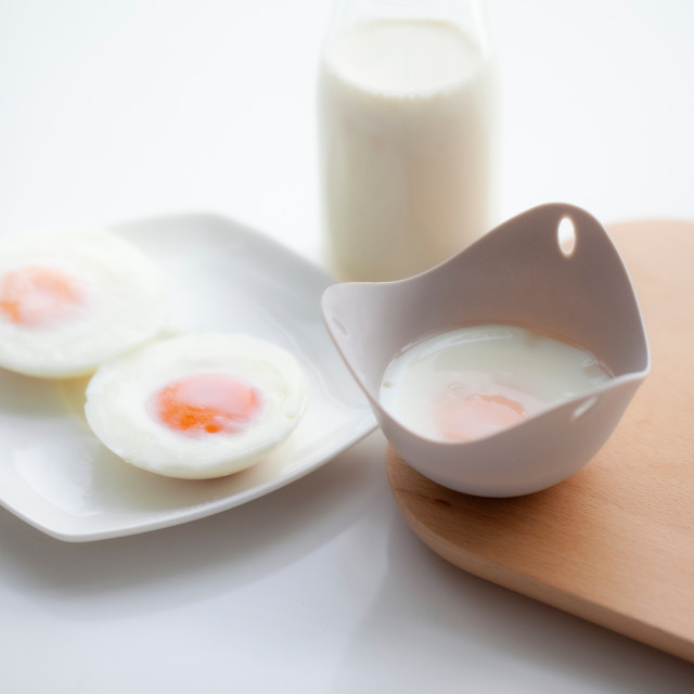 Kitchen Inspire Silicone Poaching Pods, 2-Piece with eggs