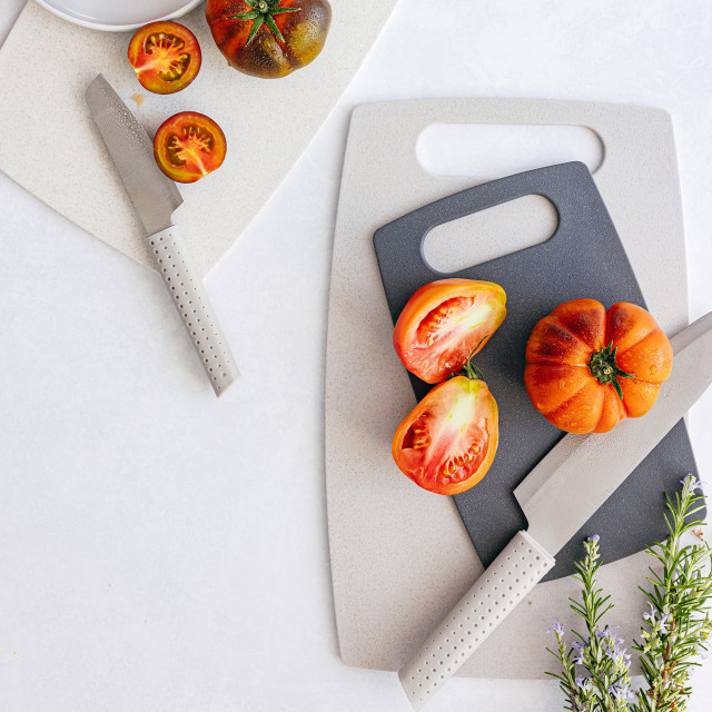 Kitchen Inspire Wheat Cutting Boards, 3-Piece with tomatoes