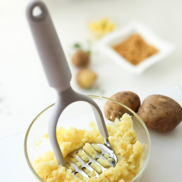 Kitchen Inspire Potato Masher with mashed potatoes in a bowl