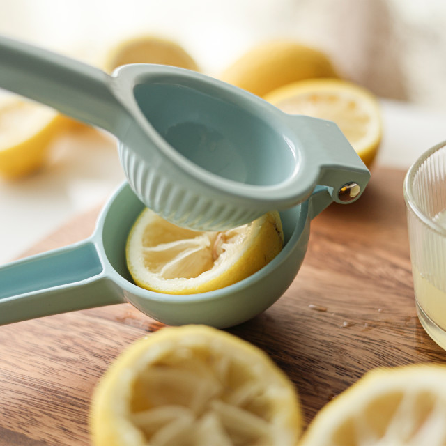 Kitchen Inspire Lemon Juicer with lemon slices
