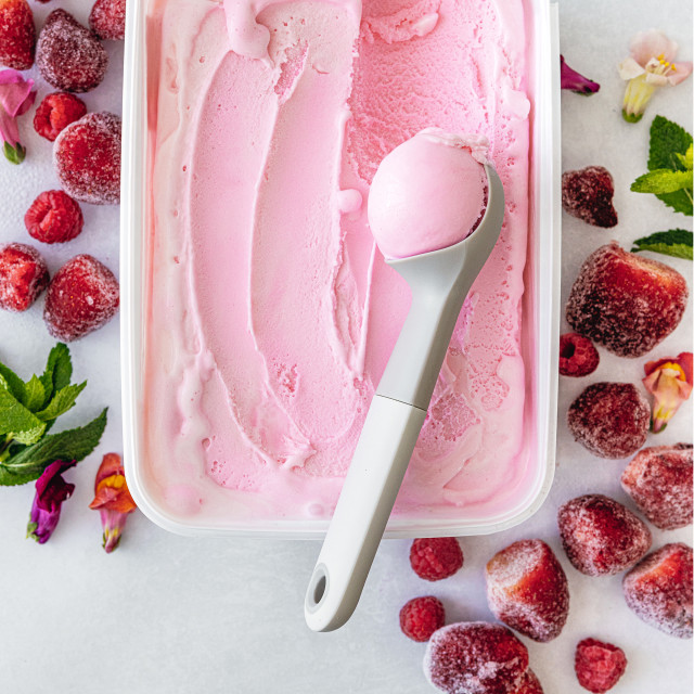 Kitchen Inspire Ice Cream Scoop in an ice cream tub