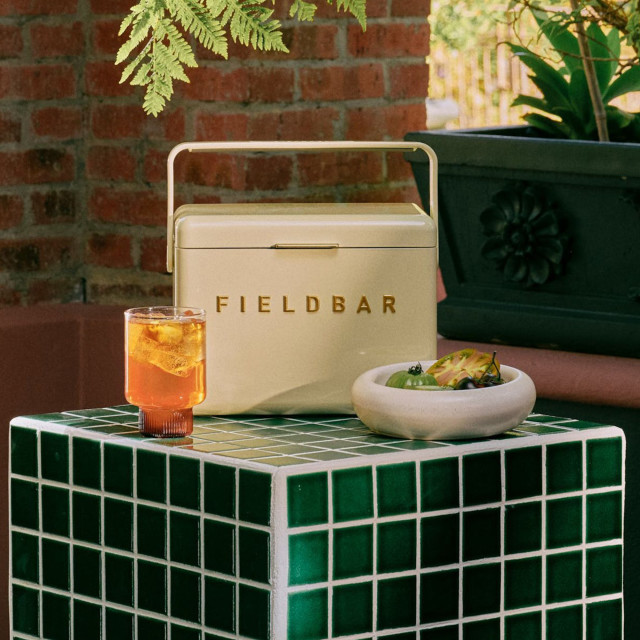 Fieldbar Mini Bar, 4L - Safari White on table with drinks