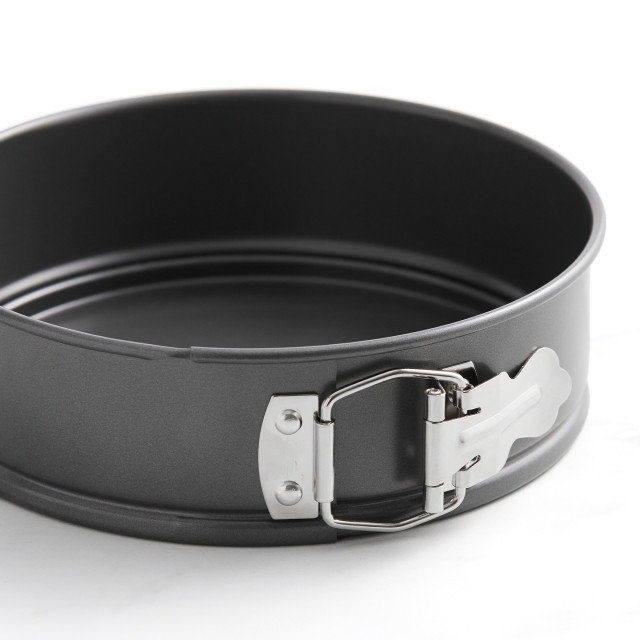 Kitchen Pro Bakewell Round Springform Cake Pan - 20cm detail