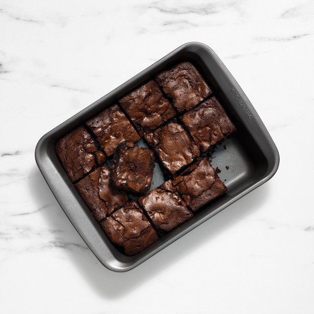 Kitchen Pro Bakewell Brownie Pan, 26cm with chocolate cookies