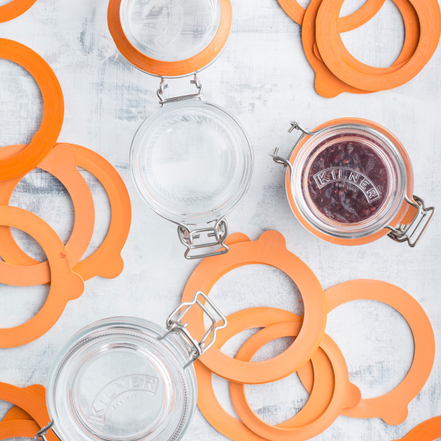 Kilner Replacement Rubber Seals for Clip Top Jars, Pack of 6 on the kitchen counter