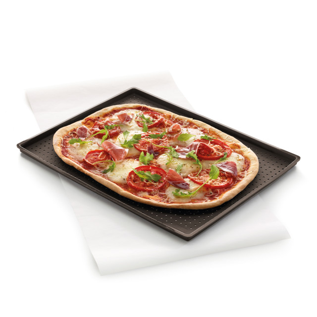 Lekue Silicone Rectangular Pizza Crisper Mat detail with pizza