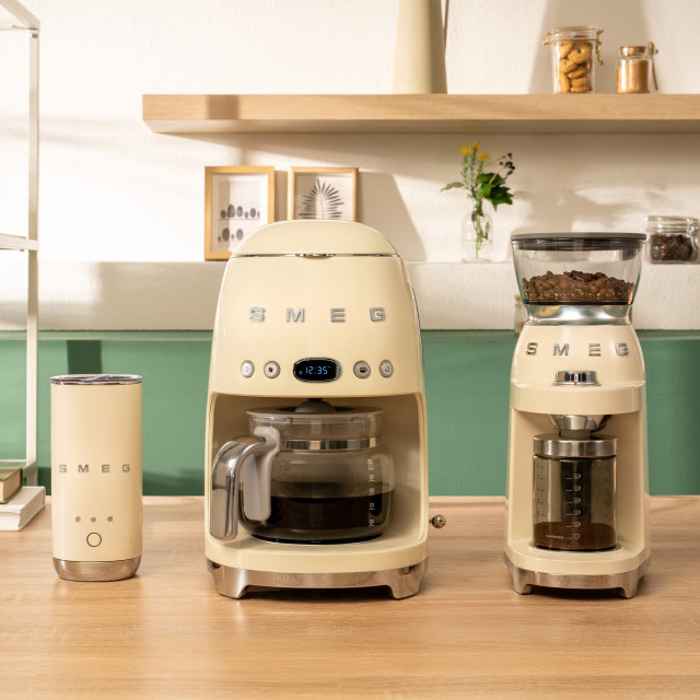 Smeg Electric Milk Frother, 180ml - Vintage Cream with a coffee machine and coffee grinder