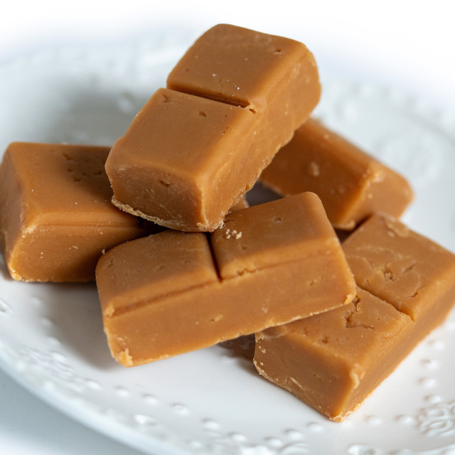 Rose's Delicacies Large Vanilla Fudge Bar, 160g detail on a side plate