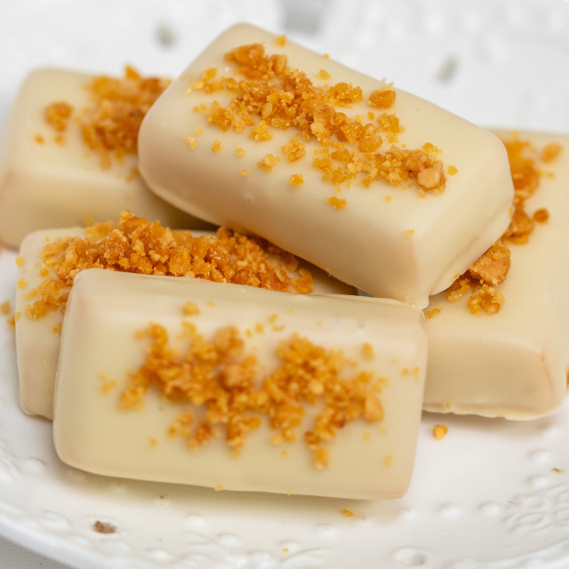 Rose's Delicacies Salted Caramel Bites with White and Milk Chocolate, 150g detail