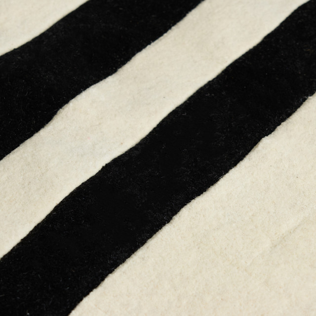 Thread Office Black Frame Area Rug, 160cm x 230cm close up
