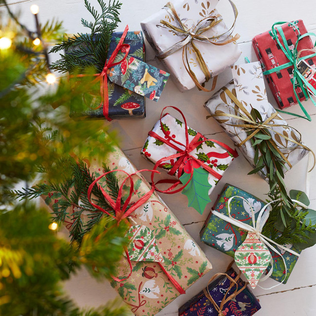Talking Tables Botanical Mistletoe White Christmas Tissue Paper, 4-Piece with wrapped gifts