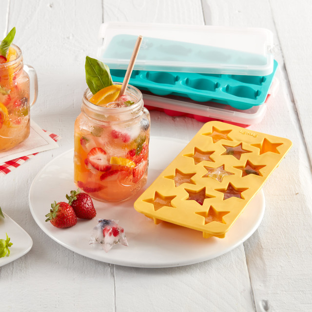 Lekue Star Shaped Ice Cube Tray with Lid on a plate with ice