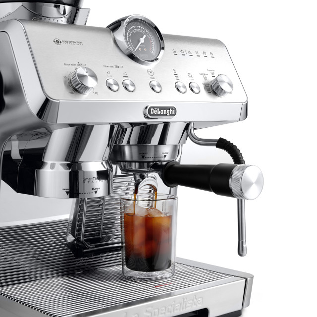 DeLonghi La Specialista Opera Manual Pump Espresso Coffee Machine, EC9555.M detail
