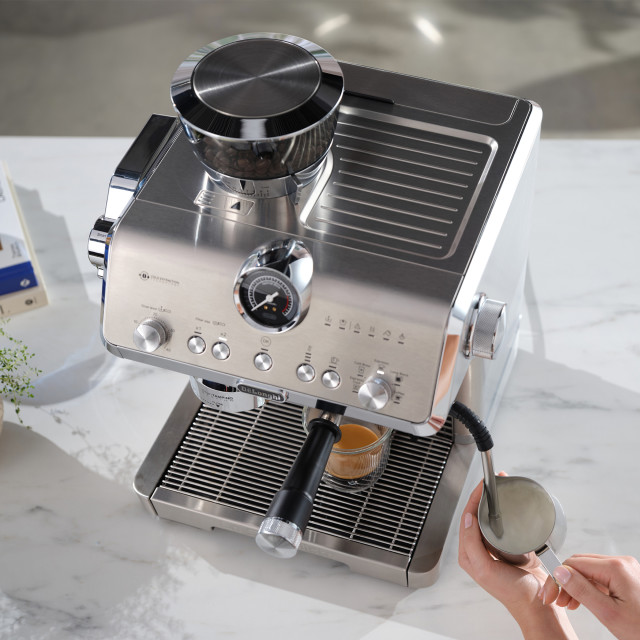 DeLonghi La Specialista Opera Manual Pump Espresso Coffee Machine, EC9555.M with milk froth
