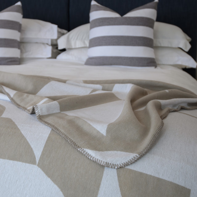 Aranda Cobblestone White Amanda Throw, 200cm x 230cm texture close up