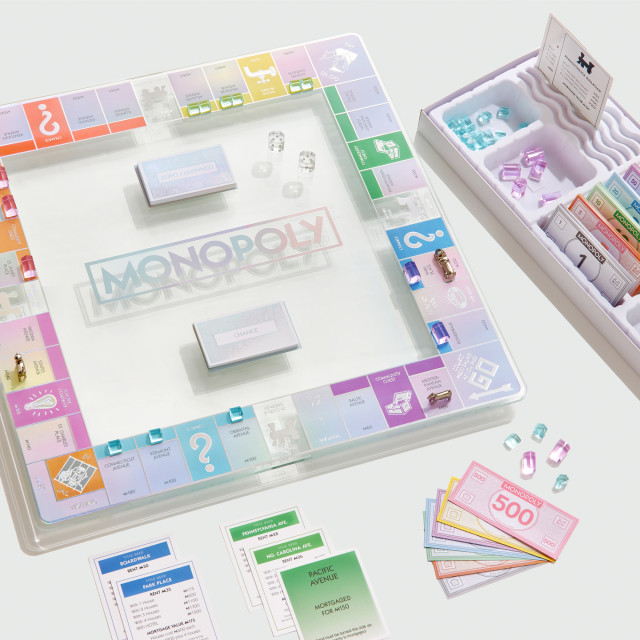 WS Games Aura Glass Edition Monopoly detail
