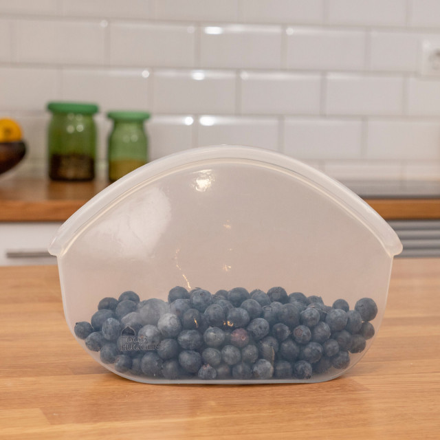 Food Huggers Reusable Silicone Hugger Bag, 900ml - Clear with berries