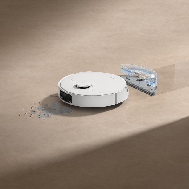 Dreame D20 Plus Robot Vacuum Cleaner over water