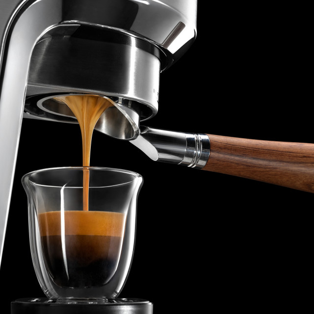 DeLonghi DLSC085 Bottomless Portafilter in use