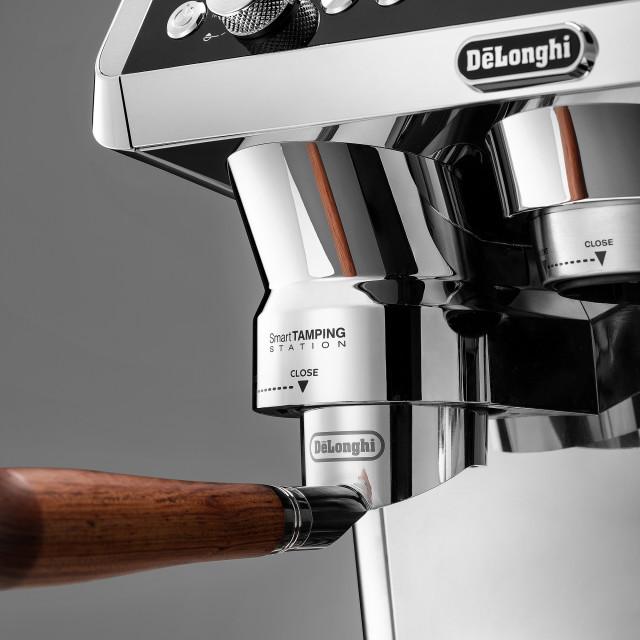 DeLonghi DLSC085 Bottomless Portafilter in use