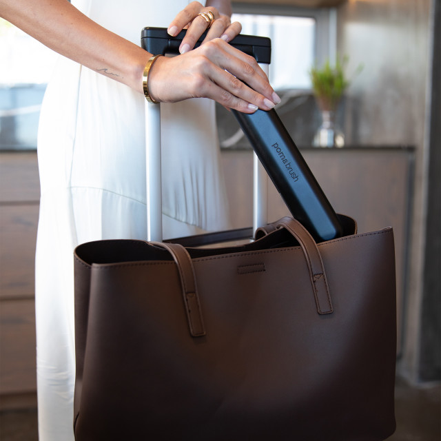 Pomadent Pomabrush Model 2.0 with UV Charging Case - Black