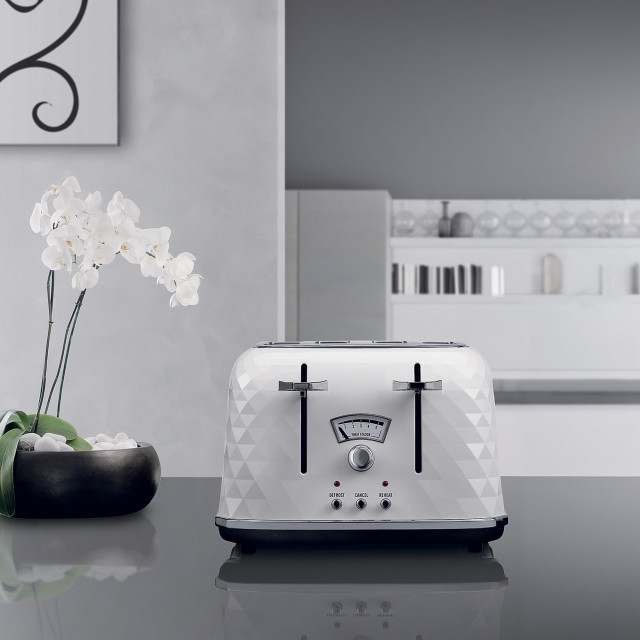 DeLonghi Brilliante 4-Slice Toaster, 1800W - White