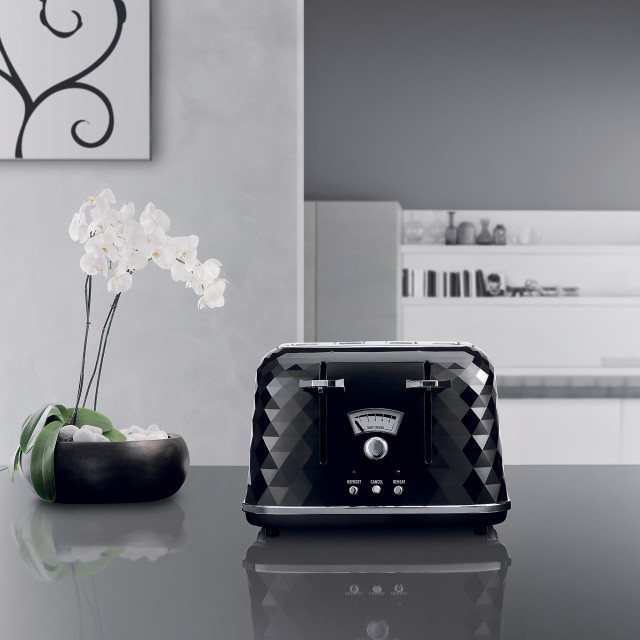 DeLonghi Brilliante 4-Slice Toaster, 1800W - Black