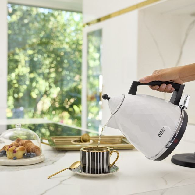 DeLonghi Brillante Cordless Electric Kettle, 1.7L - White 