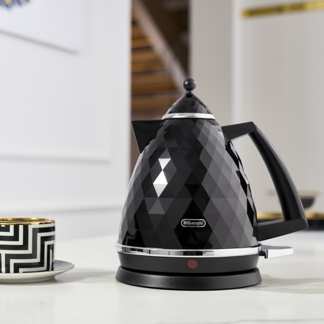 DeLonghi Brillante Cordless Electric Kettle, 1.7L - Black