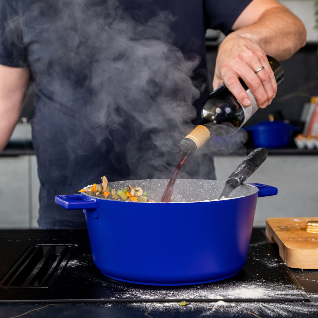 MasterClass Cast Aluminium Casserole Dish, 4L - Electric Blue