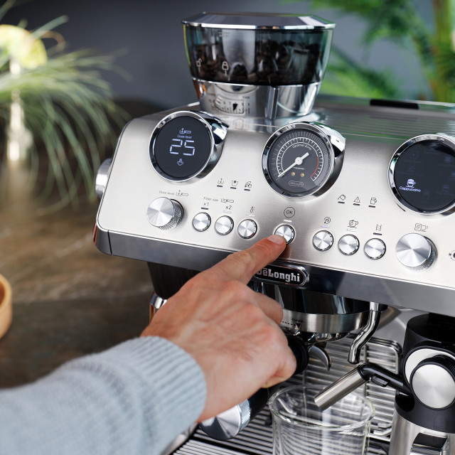DeLonghi La Specialista Maestro Manual Pump Espresso Coffee Machine, EC9885.M