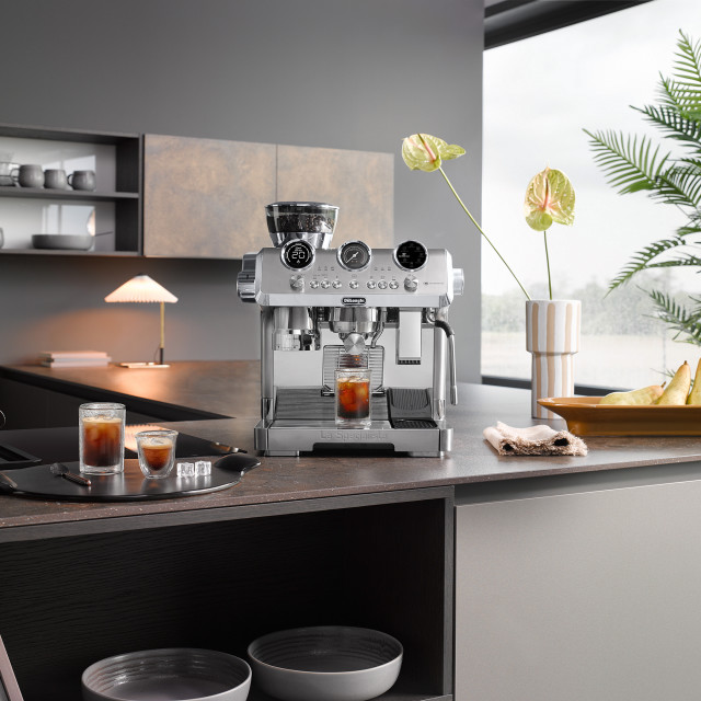 DeLonghi La Specialista Maestro Manual Pump Espresso Coffee Machine, EC9885.M
