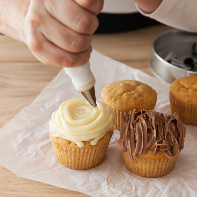 KitchenCraft Icing Nozzle Kit in a Tin, Set of 16