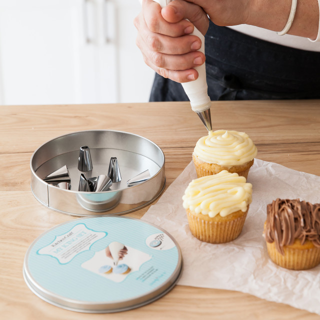KitchenCraft Icing Nozzle Kit in a Tin, Set of 16