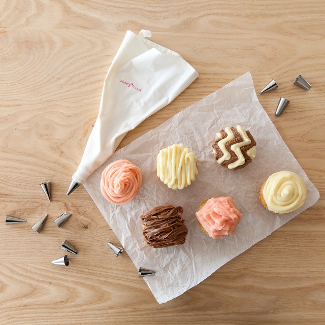 KitchenCraft Icing Nozzle Kit in a Tin, Set of 16
