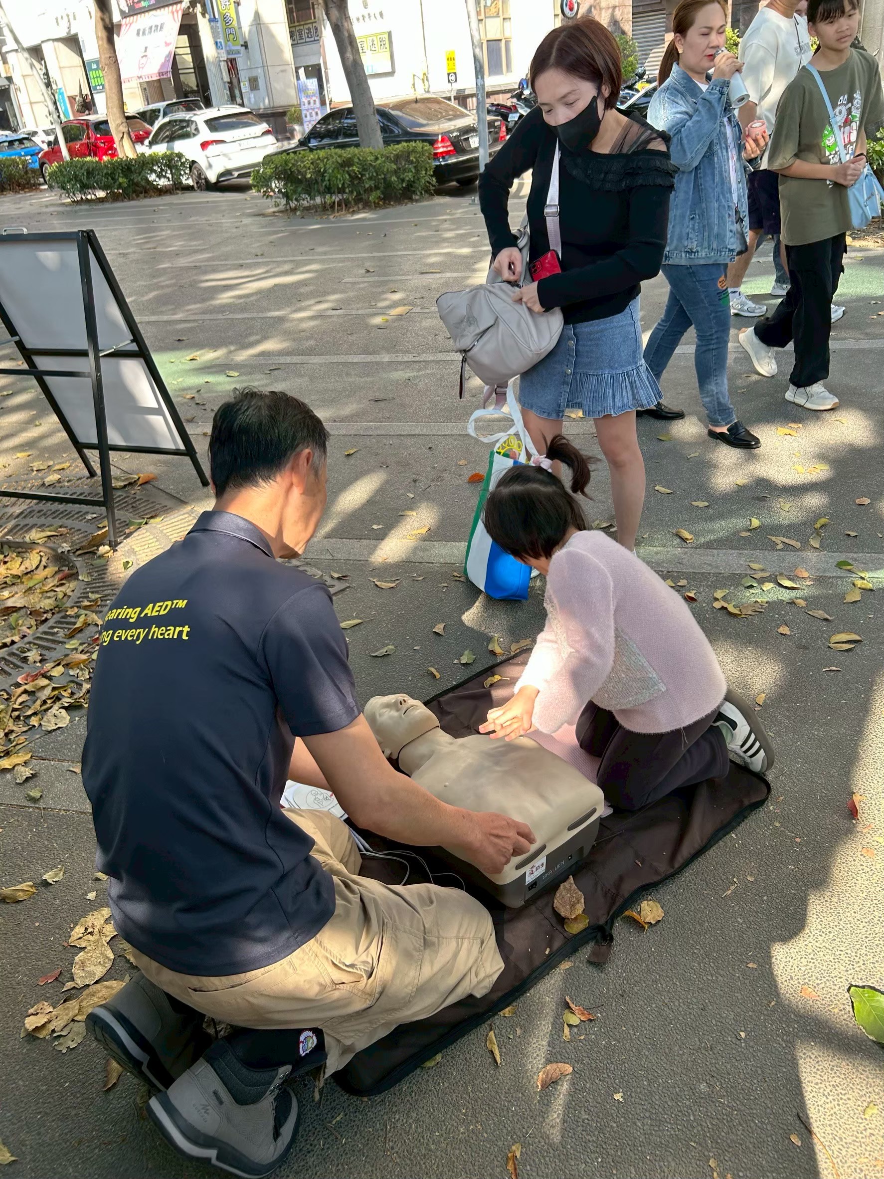 台中市民廣場民眾體驗CPR