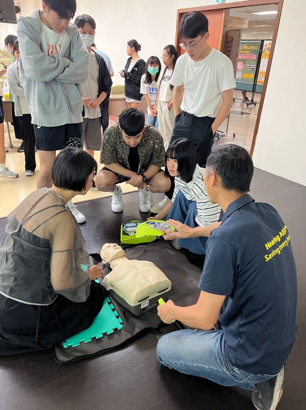 今天來到中山醫學大學，分享聽見AED，整合社區內急救資源的概念｜聽見AED圖3