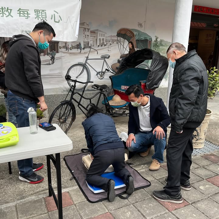 謝謝鼎霖的捐贈讓我們能在美麗的太平古農莊推廣，今天一樣有許多大小朋友願意過來嘗試。｜聽見AED圖3