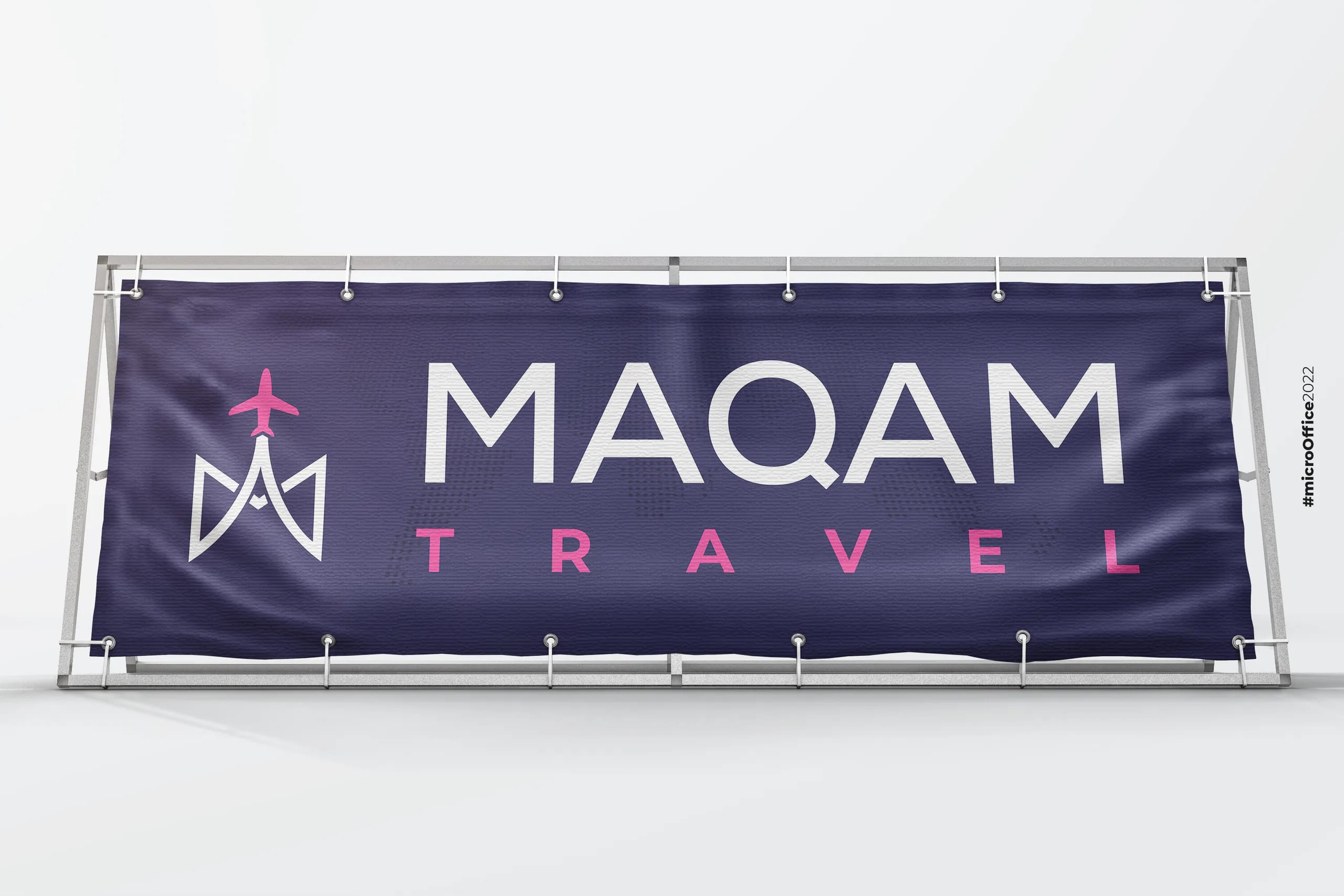 Bâche grand format Maqam Travel tendue sur structure