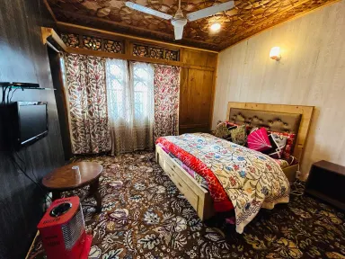 Dandoo Heritage Houseboat