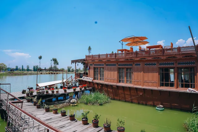Naaz Kashmir Luxury Houseboat