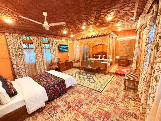 Royal Dandoo Palace Houseboat photo 3