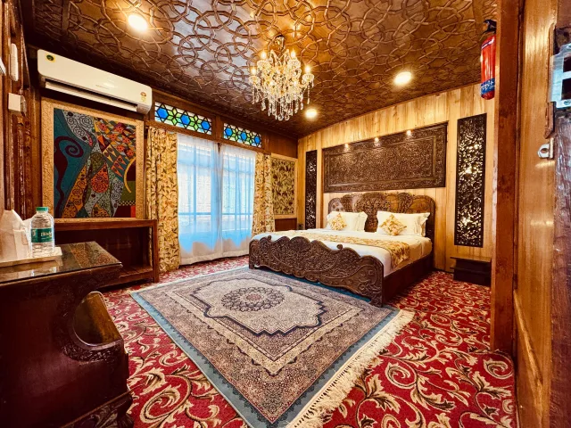 New Jacquline Heritage Houseboat photo 3