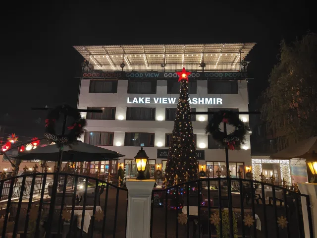 Hotel Lake View Kashmir