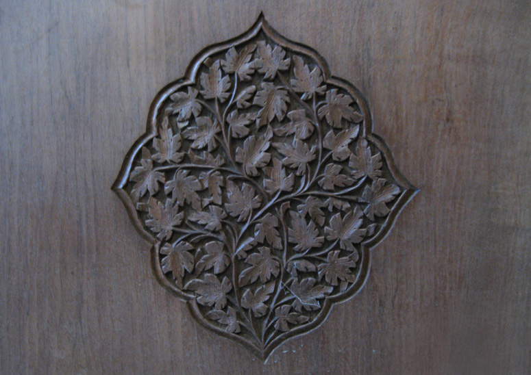 A carved walnut-wood panel with the traditional chinar-leaf motif. Photo: Ehsan Quddusi / Wikimedia Commons (CC BY 2.0).