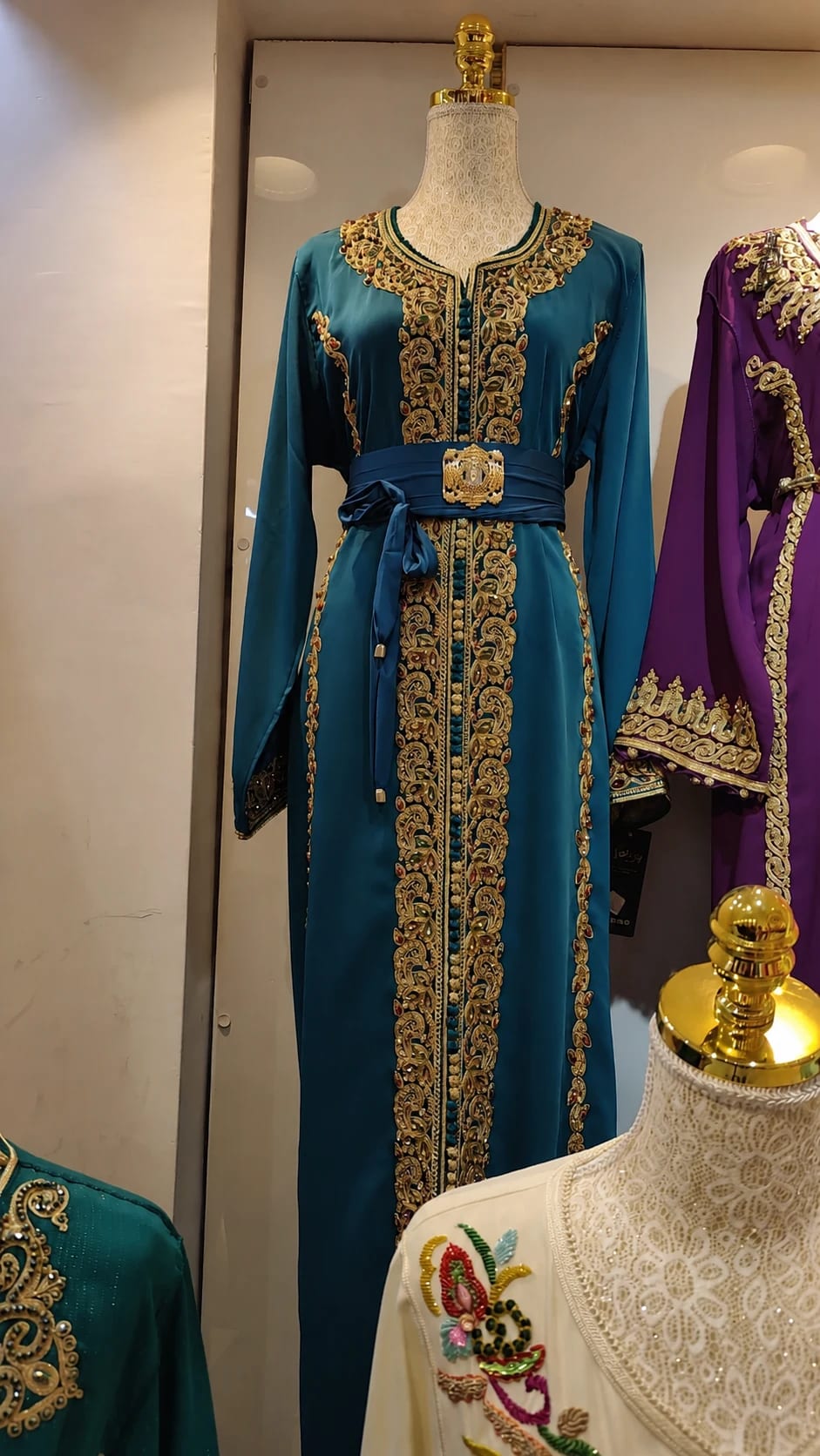 dk-015 — قفطان بتطريز كثيف