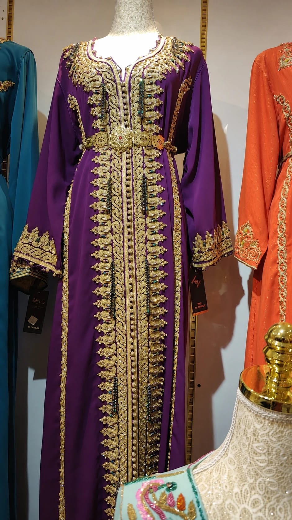 dk-017 — قفطان بتطريز فاخر